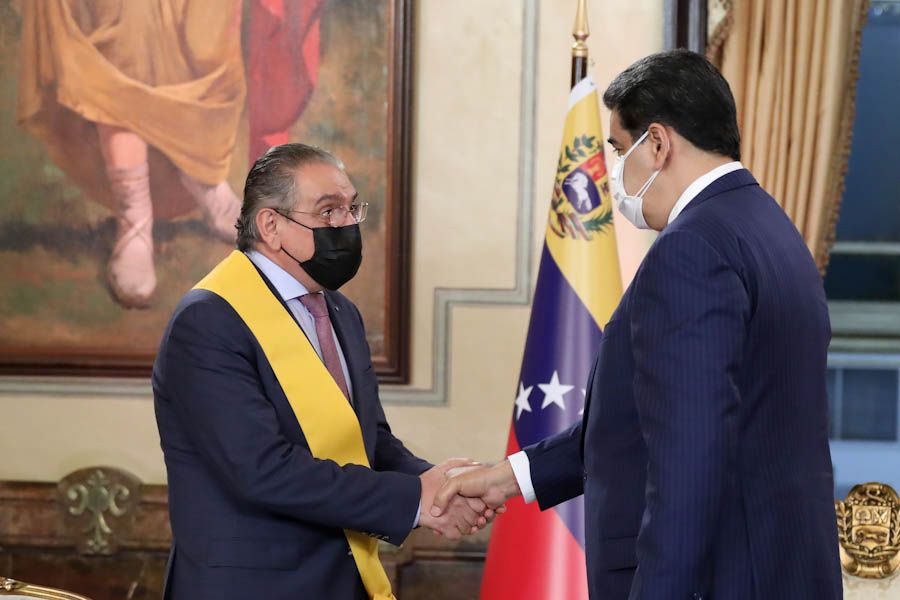 NicolasMaduro's tweet photo. En el Palacio de Miraflores recibimos al excelentísimo Embajador Sirio, Khalil Bitar, a quien otorgué la Orden Francisco de Miranda en su primera clase. Agradezco profundamente el gran esfuerzo y dedicación con que se fortalecieron los lazos de cooperación entre ambas naciones. https://t.co/aUeyXeLJG2