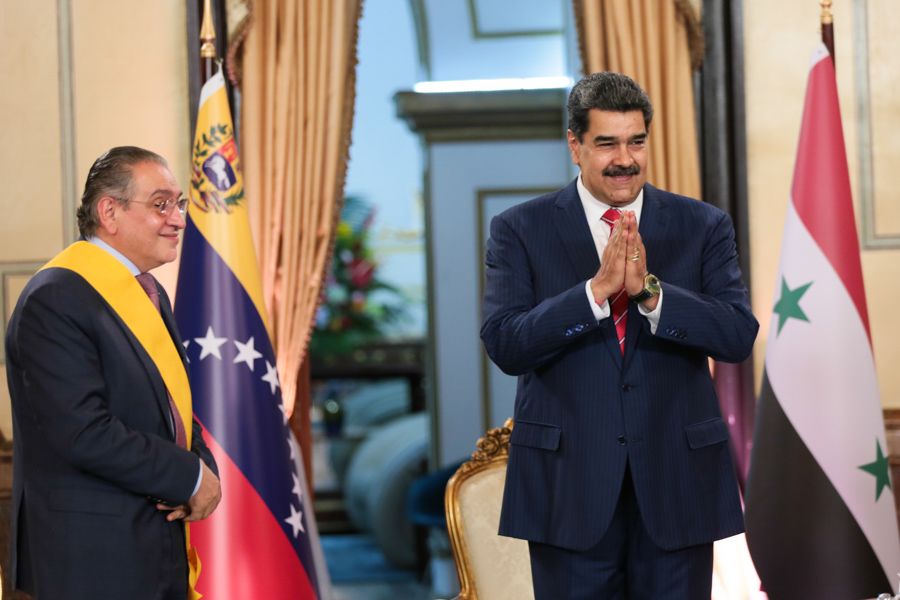 En el Palacio de Miraflores recibimos al excelentísimo Embajador Sirio, Khalil Bitar, a quien otorgué la Orden Francisco de Miranda en su primera clase. Agradezco profundamente el gran esfuerzo y dedicación con que se fortalecieron los lazos de cooperación entre ambas naciones.