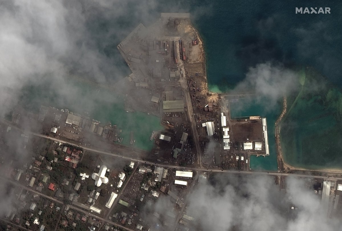 evanhill's tweet photo. New high definition before and after satellite images from Nukuʻalofa, the capital of Tonga, contain comparatively good news: Though there is obvious tsunami damage, most buildings appear to be intact, though covered in volcanic ash.

(📸: @Maxar) https://t.co/Z6FqCtsTOq