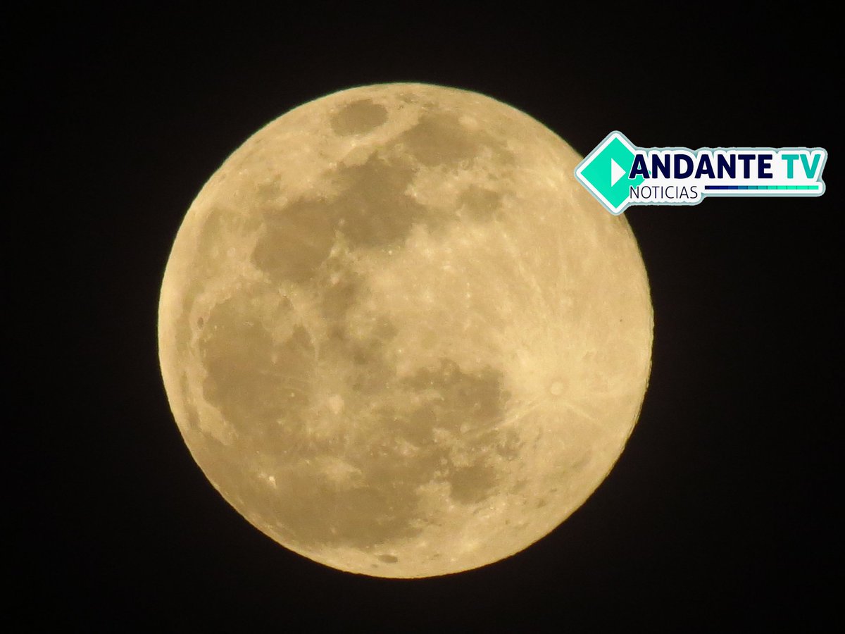 Así la #Luna desde #Colima fotografía de <a href="/DanteAllfaro/">Dante Alfaro</a>