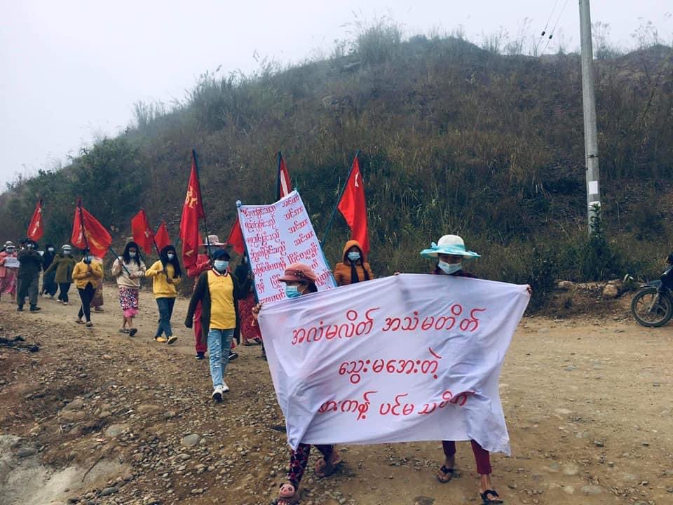 Khithitofficial's tweet photo. ဖားကန့်တွင် KIA နှင့် PDF ထောက်ခံပွဲ၊ စစ်အာဏာရှင် ဖြုတ်ချရေး ချီတက် သပိတ်မှောက်

ရန်ကုန်၊ ဇန်နဝါရီ ၁၈ 

ကချင်ပြည်နယ်၊ ဖားကန့်မြို့တွင် KIA နှင့် PDF ထောက် ခံပွဲ၊ စစ်အာဏာရှင် ဖြုတ်ချရေးအတွက် ဖ��းကန့်ပြည်သူများက ဇန်နဝါရီလ ၁၈ ရက်နေ့တွင် ချီတက် သပိတ် မှောက်ကြသည်။ https://t.co/eqFC8xcqgC