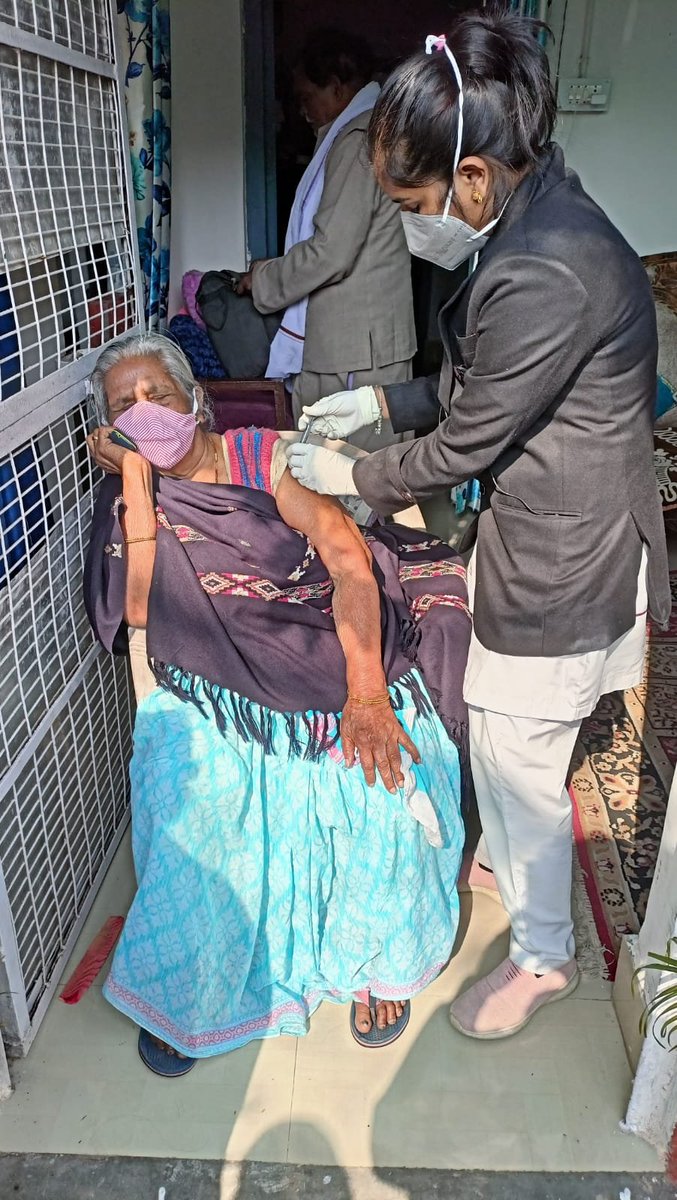 Corrupt97507254's tweet photo. # Covid मैनेजमेंट
रेलवे अंजलि गोयल,GM,BLW  वाराणसी,
PCMO Dr Devesh Kumar को प्रधानमंत्री एवं रेल मंत्रालय द्वारा सम्मानित किया जाना एक दूरदर्शी एवं दूसरों के लिए प्रेरणा   होगी । https://t.co/sn4PBWlBil