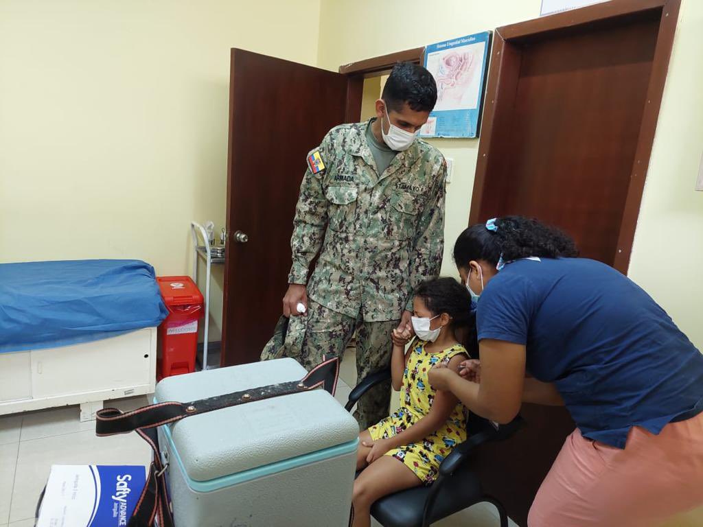 SaludImbabura's tweet photo. #SanLorenzo | Por disposiciones emitidas por el MSP el Director del #Distrito08D05 Christian Rivadeneira dispone el traslado del equipo de vacunación al comando conjunto de las Fuerzas Armadas BIMLOR para cumplir con la aplicación de dosis de refuerzo a todos los militares https://t.co/gMGuPIuNd0