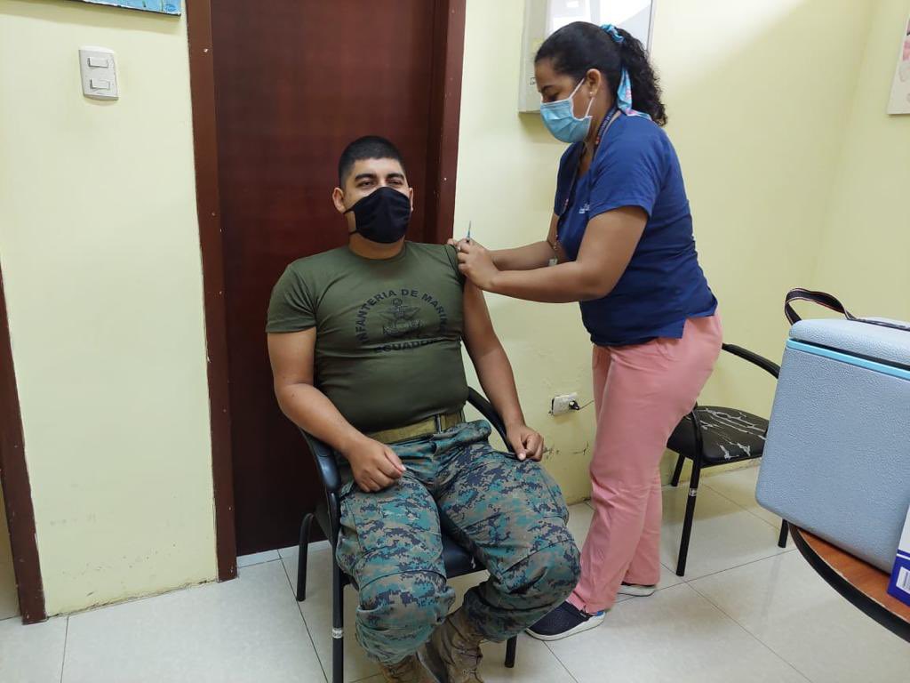 SaludImbabura's tweet photo. #SanLorenzo | Por disposiciones emitidas por el MSP el Director del #Distrito08D05 Christian Rivadeneira dispone el traslado del equipo de vacunación al comando conjunto de las Fuerzas Armadas BIMLOR para cumplir con la aplicación de dosis de refuerzo a todos los militares https://t.co/gMGuPIuNd0