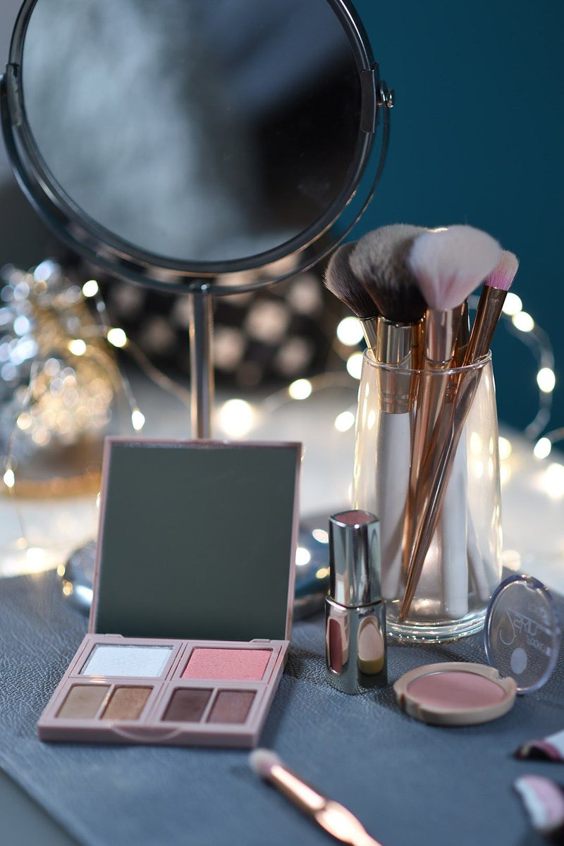 PaternostroFF's tweet photo. Last Tuesday, we launched year 2 of our Essence of You program, in partnership with the Susquehanna Health Foundation. 

Skincare &amp; Makeup Tips and Tricks was our topic, expertly presented by Rikki Feerrar owner of the BeautiLoft and Maria Phillips stylist at Primp Salon. https://t.co/SAURN4qPfa