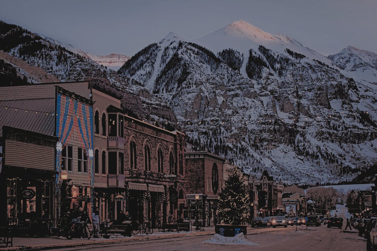 welcome  to  the  sleepy  town  of  storybrooke  ;  the  scent  of  coffee  mingles  with  pine  and  snow,  and  the  townsfolk  often  pepper  the  streets  in  groups,  flowers  and  books  and  coffee  often  held  while  conversing.