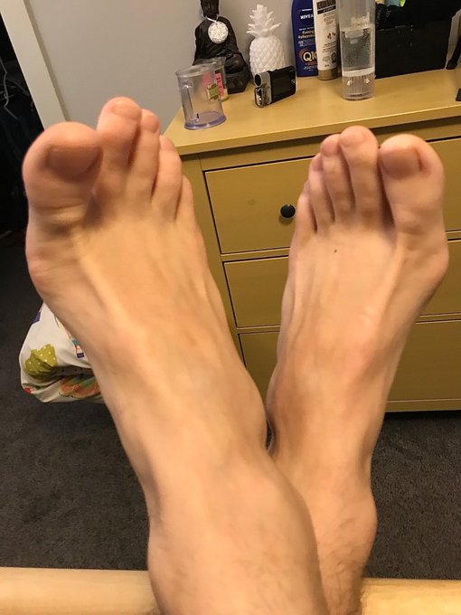 I need my toe lovers out there to help me with a very important question: Do my toes look suckable? 🤔 #maletoes<a href="/tag/maletoes"class="tags"><span>#maletoes</span></a><a href="/tag/maletoefetish"class="tags"><span>#maletoefetish</span></a>