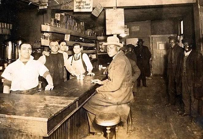 🇬🇷🇺🇸 A powerful photo today on #martinlutherkingjr day of a Greek diner in Pittsburgh 1930s. Newly arrived Greek immigrants treated African Americans equally. The owners are pictured serving their patrons more than three decades before the Civil Rights Movement would take place.