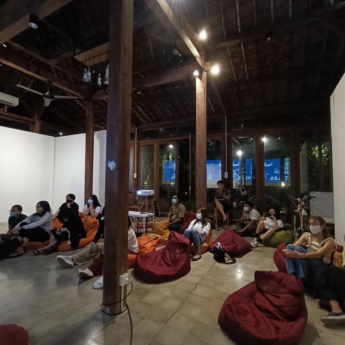 EngageMedia's tweet photo. PENUH | Meski lokasi dipindahkan ke Wantilan 16 Januari lalu, namun acara pemutaran film dalam komunitas #TechTalesFilms tetap dihadiri banyak orang. Acara diakhiri dengan diskusi mengenai isu-isu penting yang mencetuskan pemikiran kritis. Terima kasih, @minikinoevents! https://t.co/56fu7Xucvs