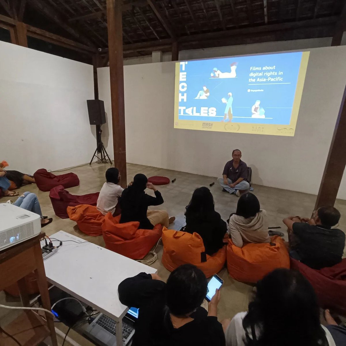 EngageMedia's tweet photo. PENUH | Meski lokasi dipindahkan ke Wantilan 16 Januari lalu, namun acara pemutaran film dalam komunitas #TechTalesFilms tetap dihadiri banyak orang. Acara diakhiri dengan diskusi mengenai isu-isu penting yang mencetuskan pemikiran kritis. Terima kasih, @minikinoevents! https://t.co/56fu7Xucvs