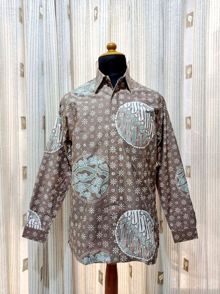 rade_efp's tweet photo. Stok #kemejabatik lengan panjang (#batikcap) dari supplier. Desain klasik/kontemporer dengan padanan warna ga pasaran.

Ukuran muat sampai L (lingkar dada 104 cm). Harga 195k.

Pemesanan: WA https://t.co/KTKBg8bJcN

Tulung RT/like gaes, spy lebih banyak mutual yg lihat. Nuhun✨ https://t.co/Jvj1rfQWbk