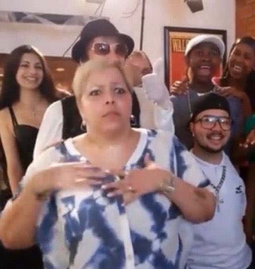 jujucostazx's tweet photo. O povo do camarote entrando e eu tô tipo? Quem são esses #BBB221 https://t.co/np6P3hdxo3