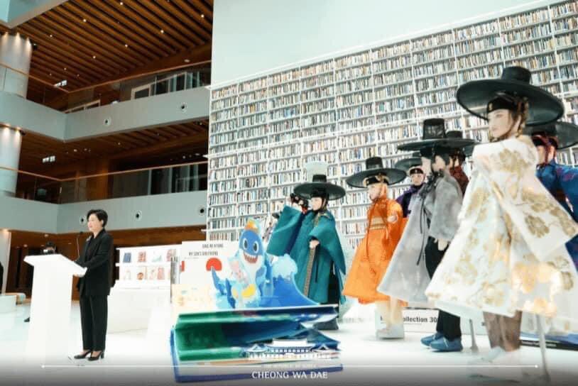 bangtanboysph's tweet photo. The First Lady of South Korea 🇰🇷 Kim Jung-sook attended a ceremony in Dubai's MBR Library.

She gave the BTS Dolls (in Hanbok) to the Dubai library as a gift. Many Korean books and a Pinkfong pop-up book were also gifted 💜🌟 https://t.co/4yDLA5QUyS