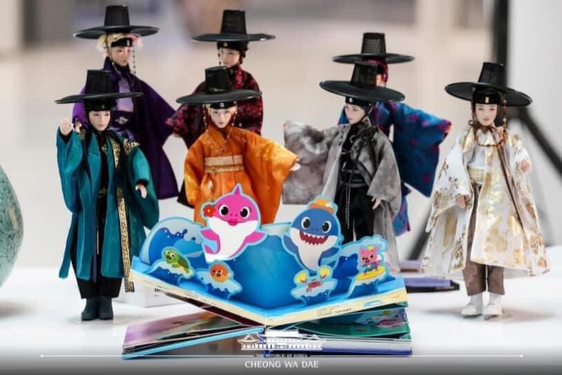 bangtanboysph's tweet photo. The First Lady of South Korea 🇰🇷 Kim Jung-sook attended a ceremony in Dubai's MBR Library.

She gave the BTS Dolls (in Hanbok) to the Dubai library as a gift. Many Korean books and a Pinkfong pop-up book were also gifted 💜🌟 https://t.co/4yDLA5QUyS