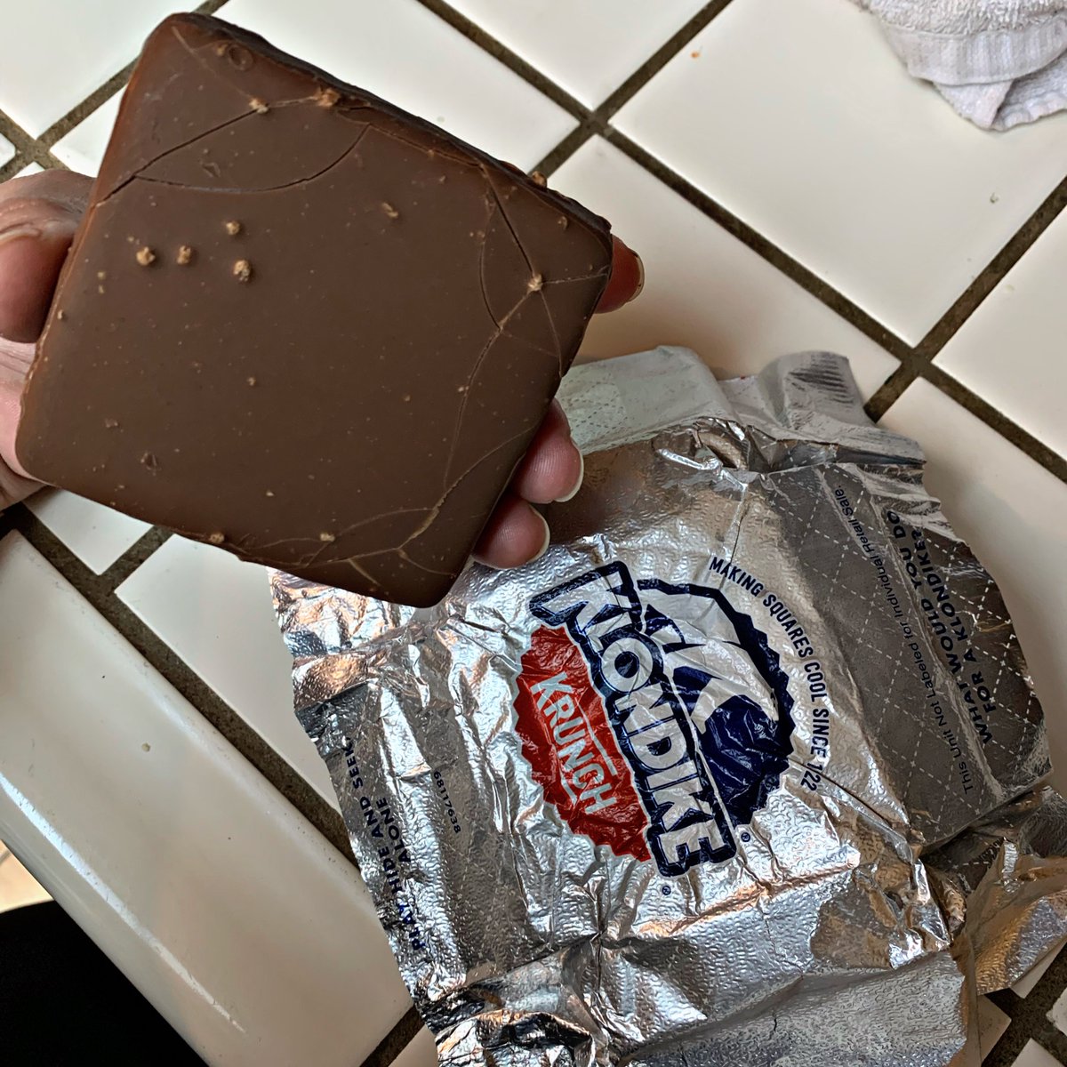 angiiigraniii's tweet photo. You will not believe what I had to do for this Klondike Krunch bar and where’s the krunch?!?! @Klondikebar #youhadonejob #wheresthekrunch #qualitycontrol #someonesgettingfired https://t.co/R8zAc1k5Zb
