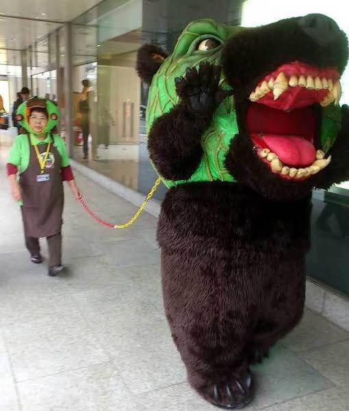 mondomascots's tweet photo. A lady keeps Melon Kuma on a leash. https://t.co/sJwfnmBHKM