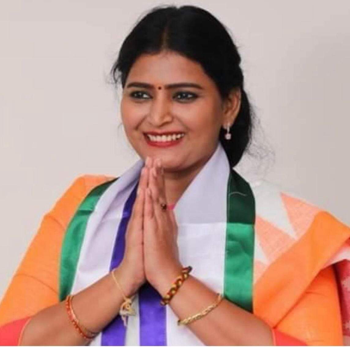 VSReddy_MP's tweet photo. అనంతపురం జిల్లా శింగనమల శాసన సభ్యురాలు శ్రీమతి జొన్నలగడ్డ పద్మావతి గారికి హార్దిక జన్మదిన శుభాకాంక్షలు. భగవంతుడి కృపతో మీరు, మీ కుటుంబం ఆయురారోగ్యాలు, శాంతి సౌభాగ్యాలతో వర్ధిల్లాలని, మీ రాజకీయ, ప్ర���ా జీవితం మరింత విజయవంతంగా సాగాలని మనసారా కోరుకుంటున్నా. https://t.co/UetXg0Uq2t