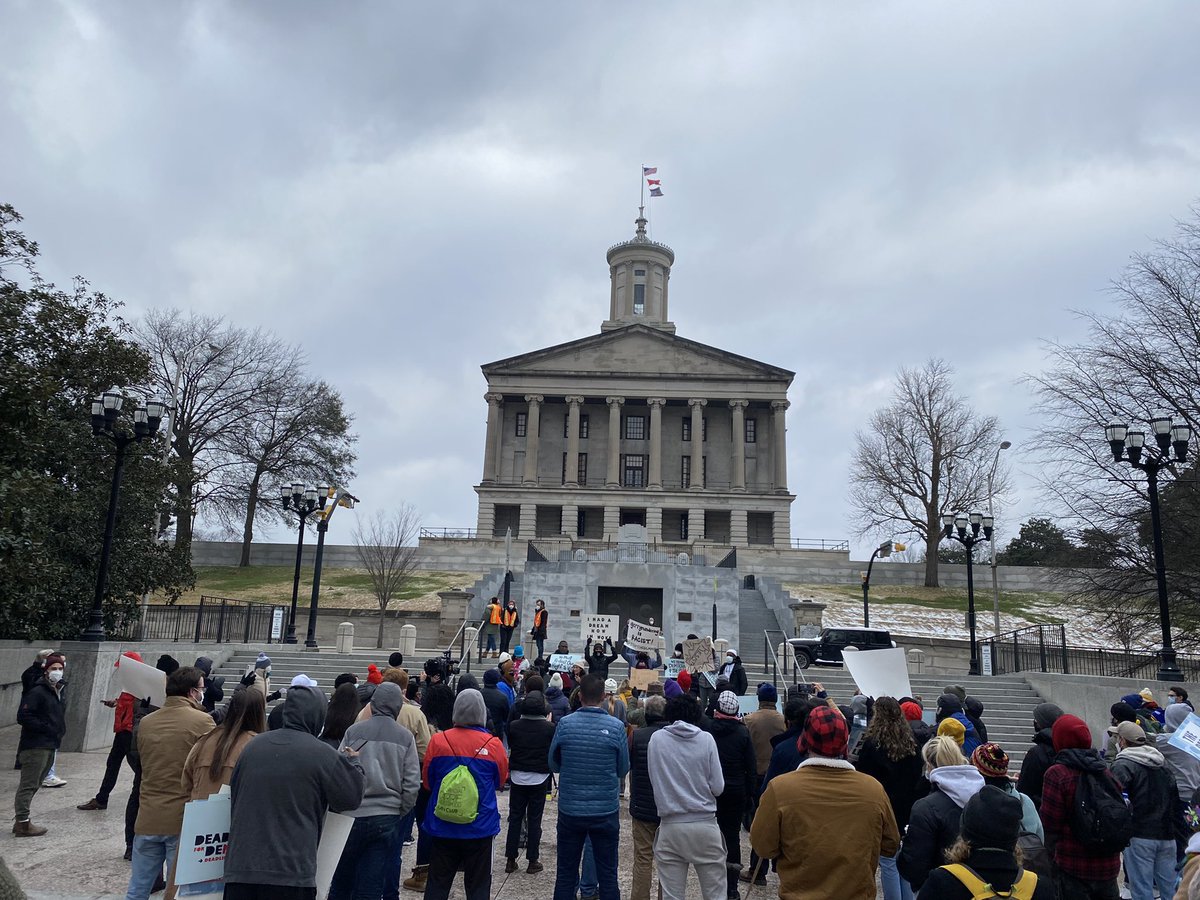 CharlesUffelman's tweet photo. Nashville showed up today to tell our #tnleg to #stopthemaps. Votersshould choose their politicians not the other way around. https://t.co/GWazXud4ED