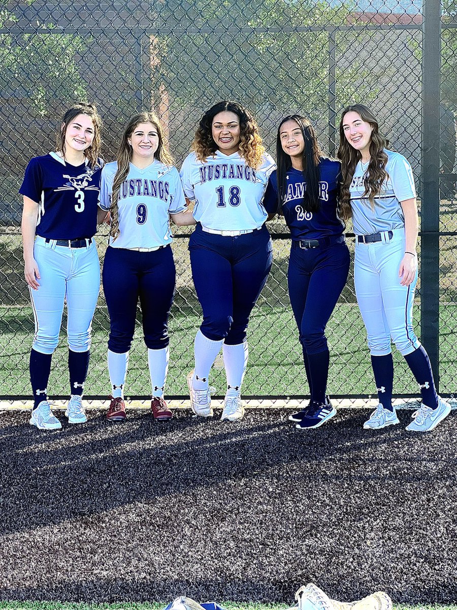 LCHS_MustangSB's tweet image. Appreciate you @jokoch09 and the Vype team for promoting our athletes! Y’all the best! #coresupport #bleedblue #familymatters