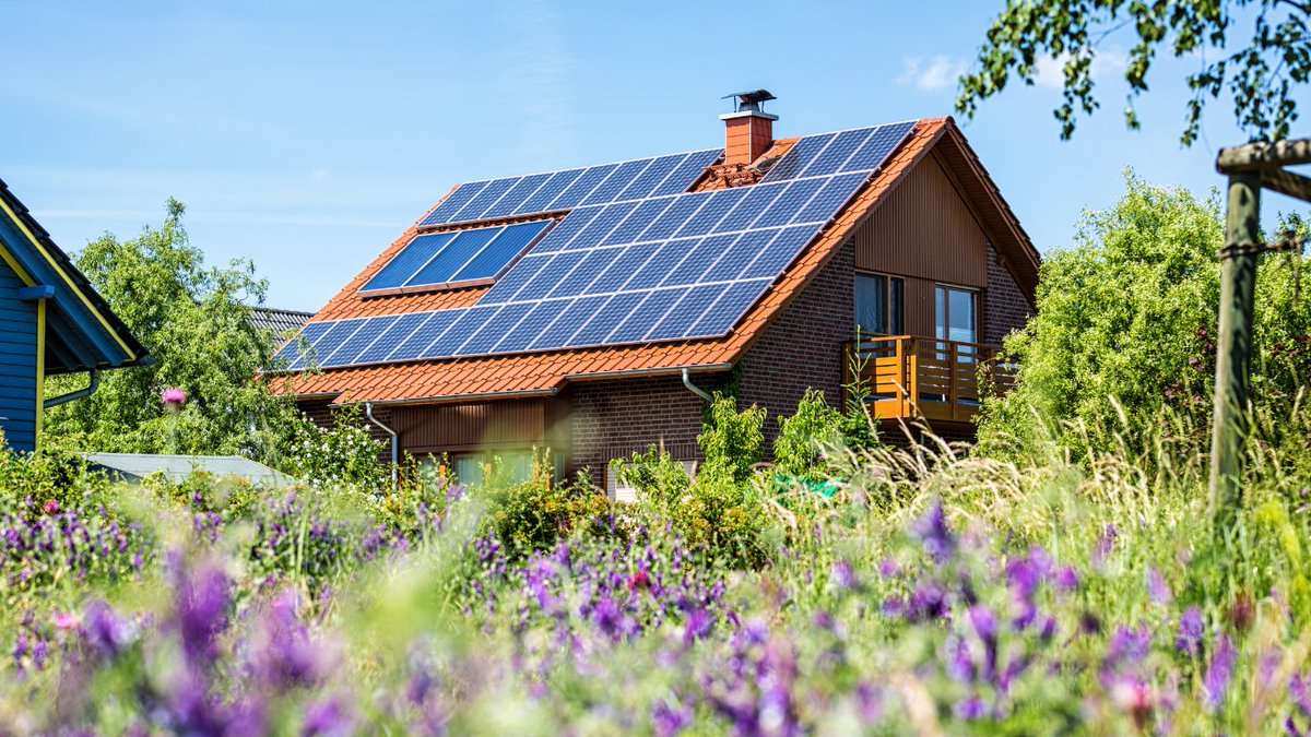 SmartEnergyExc1's tweet photo. How much can solar reduce your power bills? https://t.co/R77uwvKAXf #SolarPower #Electricity #Bills https://t.co/SM648gTVoO