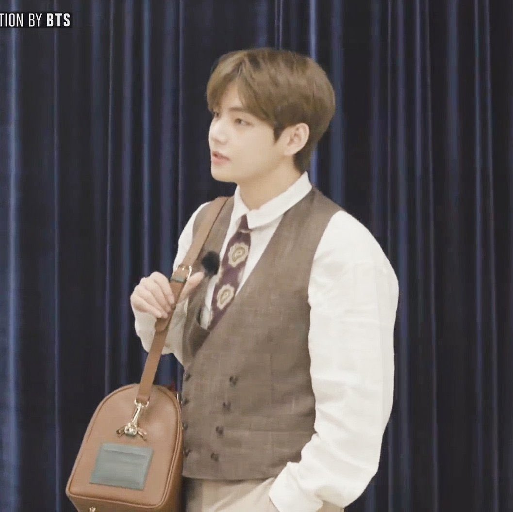 bangtan_lab's tweet photo. ミュートボストンバッグ👜のテテが語るTipは「犬のキャリーバッグとしても使える」と😊 https://t.co/FZCy3McWC5