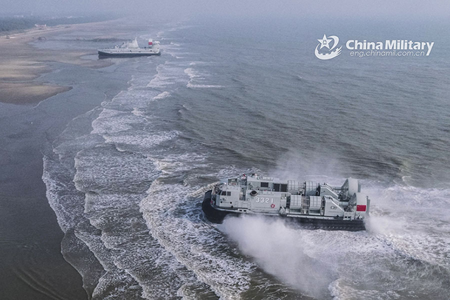 VoiceofPD's tweet photo. Air-cushioned landing crafts conduct #beach landing training
#military #LCACs #PLA #China 
https://t.co/LXLFRqsmuH https://t.co/8nCj8L2BvN