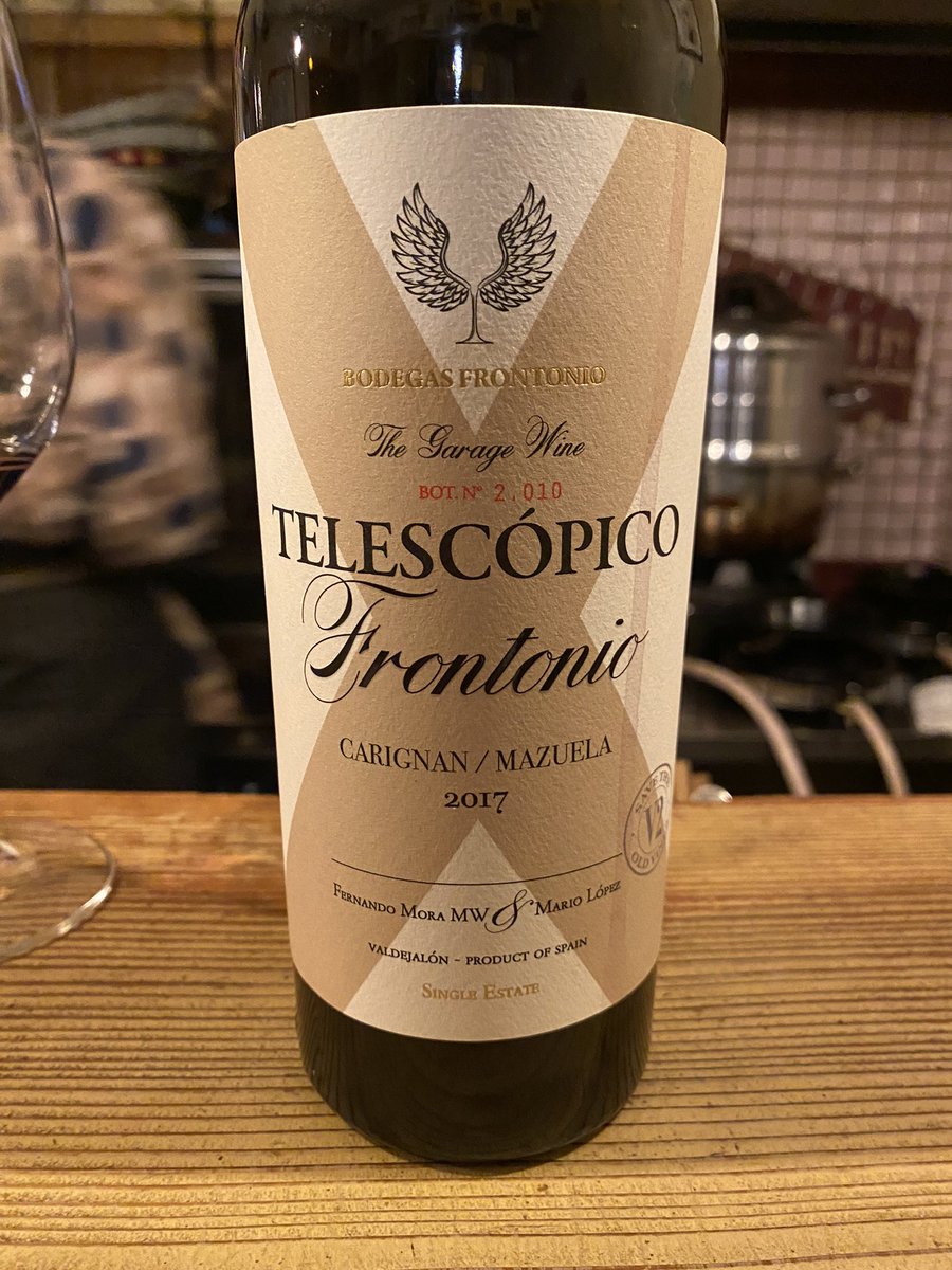 Googoosuganmo's tweet photo. 昨日も美味しいワインありがとうございました🍷
#ミラン
#ボブディラン
#巣鴨
#赤ワイン
スペイン
#Bobal
#Telescopio
#Lopezdeharo
#Manyetes https://t.co/WOyTxk3fOe
