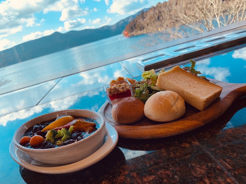 Yokka よっか 箱根ランチ シェア Bakery Amp Table箱根 は 芦ノ湖沿いにあるカフェレストラン 大きな窓から芦ノ湖 箱根神社の 平和の鳥居 を眺めながら パンや野菜中心の美味しいランチをいただけます 1fには足湯スペースも T Co Yokka よっか 箱根ランチ シェア Bakery Amp Table箱根 は 芦ノ湖沿いにあるカフェレストラン 大きな窓から芦ノ湖 箱根神社の 平和の鳥居 を眺めながら パンや野菜中心の美味しいランチをいただけます 1fには足湯スペースも T Co