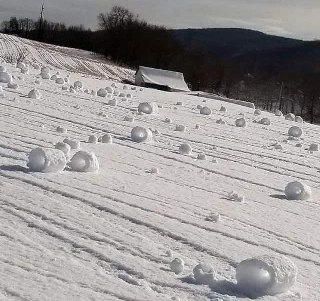 За газрын уруу өнхрөөд бөмбөрдөг юм байж. Гэхдээ яагаад ийм нүхтэй болчихов?