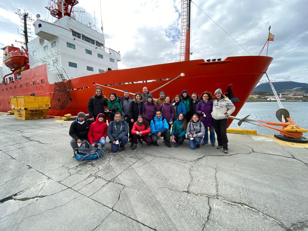 Finally on board of #Hesperides in the #Antarctic cruise of #ANTOM project with <a href="/GEN_BGC_GROUP/">Global Change and Genomic Biogeochemistry</a> <a href="/marta_rll/">martuks</a> <a href="/jandriugarcia/">Andrea G Bravo</a> <a href="/EMM_Barcelona/">EMM_Barcelona</a> <a href="/ICMCSIC/">ICM-CSIC</a> to understand the genetic potencial of polar microorganisms genomes on degradation of organic contaminants and their dispersion! 🌊