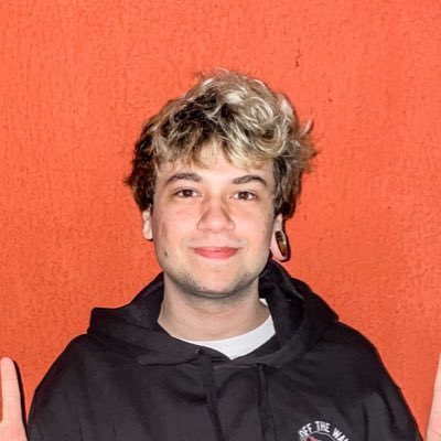 hosslerbieber's tweet photo. apaixonada na carinha dele nessa foto, t amo brino 🤍 https://t.co/0DIn35ISvG