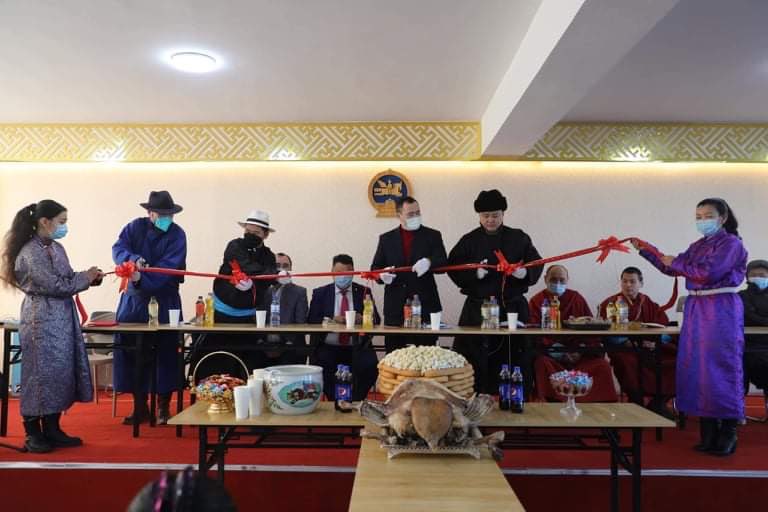 Найрын ширээний ардаас тууз хайчлах нь хаана байдаг ёсон бэ. Арай л юу үгүй юу.