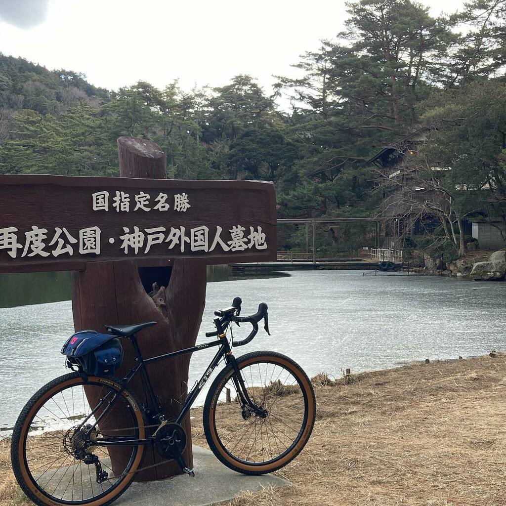 anchor315's tweet photo. マイペース、徐々にを言い訳にリハビリを怠けてしまう自分。公園の池の淵は氷が張っています。小学生時代はこの池は中央まで氷が張ることも多く、子供がその上を遊んでいて、割れてハマって溺れる事故もありました。#再度公園 #sigrando #grumpy #swiftindustries https://t.co/lBl9A3GCCT