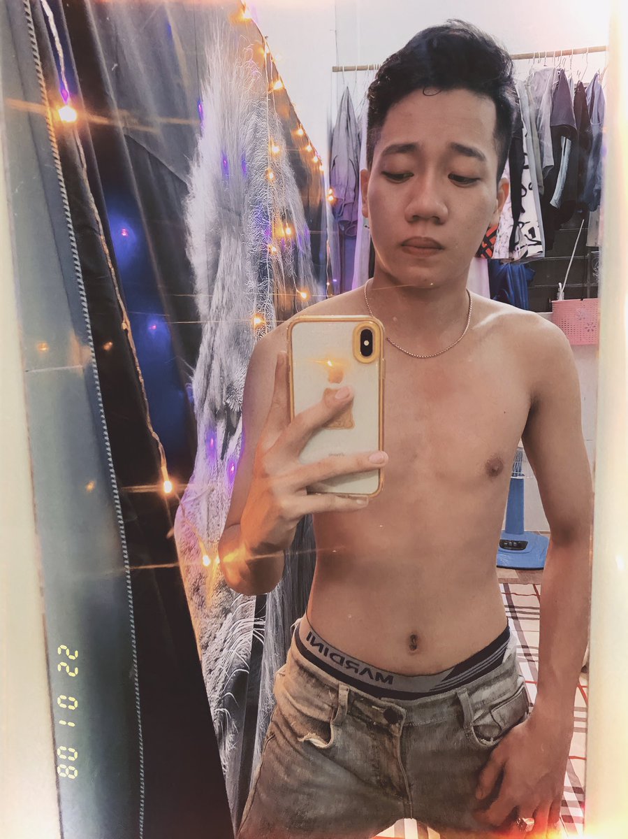 0702Biin's tweet photo. Ngủ một mình hay ngủ với anh 😛🔝 https://t.co/HKFSCo5356