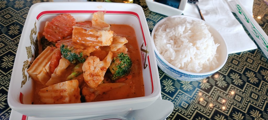 LisaVeganMJ's tweet photo. Vegan curry, ordered THAI HOT. Perfectly spicy enough I had tears running down my face 🔥 😋 #vegangirl  #veganonlyfans #onlyfansvegan #thaicurry #vegancurry #thaihot #hawaiivegan #yegvegan https://t.co/NnFV7RoIt2