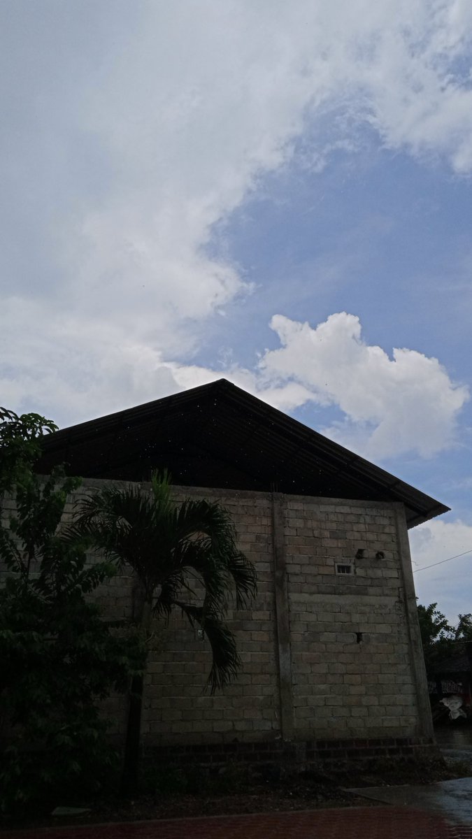 chamchiiii_'s tweet photo. andai hujan turun tidak hanya air, melainkan disertai uang, betapa kayanya negriku dan tebalnya dompetku😭😭 https://t.co/HRjQX1lQCj