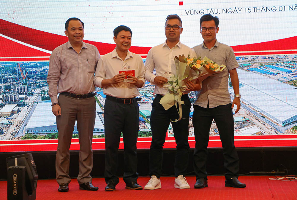 WorldSteelGroup's tweet image. ➡️On 15/01, World Steel &amp;amp; Tan Phuoc Thinh held a friendly football match and a year-end party, marking the successful of the H&amp;amp;I-8 package of LSP project.
➡️𝘿𝙚𝙩𝙖𝙞𝙡𝙨: tinyurl.com/LongSonPetroch…
#WorldSteelGroup #IAS #AC472 #WSG #LongSonPetrochemicals