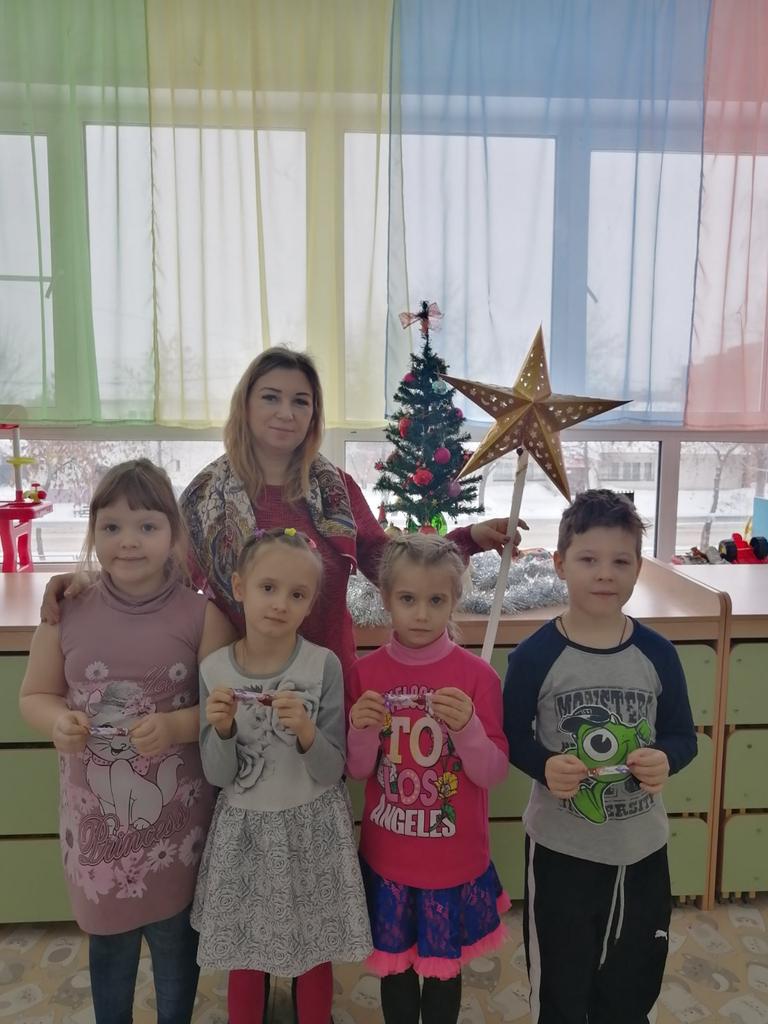 В канун крещенского сочельника педагоги детского сада «Солнышко» провели совместно с воспитанниками традиционные крещенские колядки.