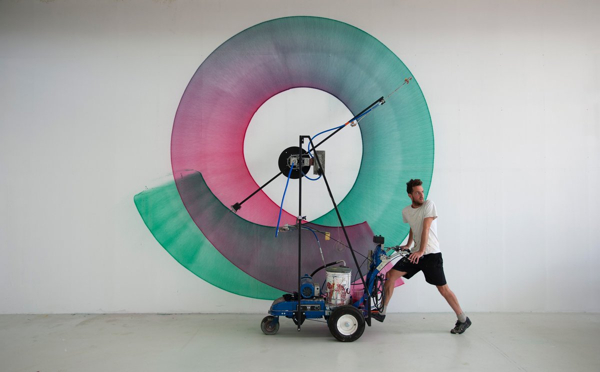 Thomas Trum works on the intersection of art and design. Most of his work revolves around a material research of paint and techniques to apply this.  kunstkrant.nl/nieuws/flat-lo…