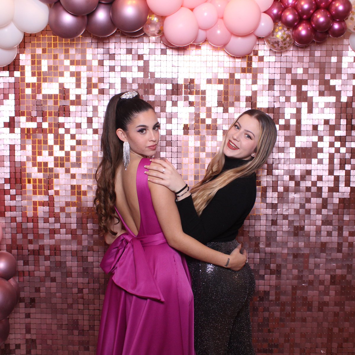 Esfering's tweet photo. 🌷 #CUMPLEVICTORIA21 🌷

En tu fiesta puedes poner un fotomatón o puedes poner un tótem fotográfico de Esfering para conseguir FOTONES como estos 📸😎

Gracias @victoriacarotudela por contratar nuestros servicios. 

#photoboothbirthday #photoboothpremium #photoboothesfering https://t.co/4XFK3GvlhM