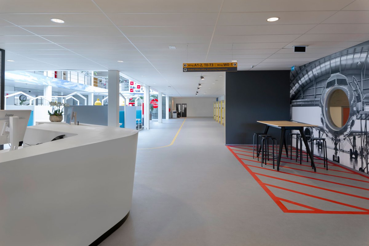WurksBV's tweet photo. Sommige projecten zijn niet groot, maar wel groots. In deze categorie valt het entreegebied van MBO College ROC Airport. In opdracht van buroDesk mochten wij aan de slag gaan met de duurzame vloeren van @Tarkett_NL. https://t.co/K9l6aNCmKb https://t.co/VZ86Zppq1l