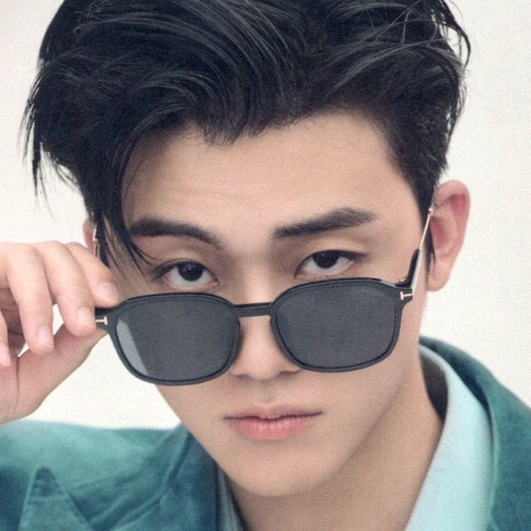 ขนาดจับแว่นยังหล่อชหขนาดนี้เลยอ่ะกุแพ้แล้ว ㅠㅠ