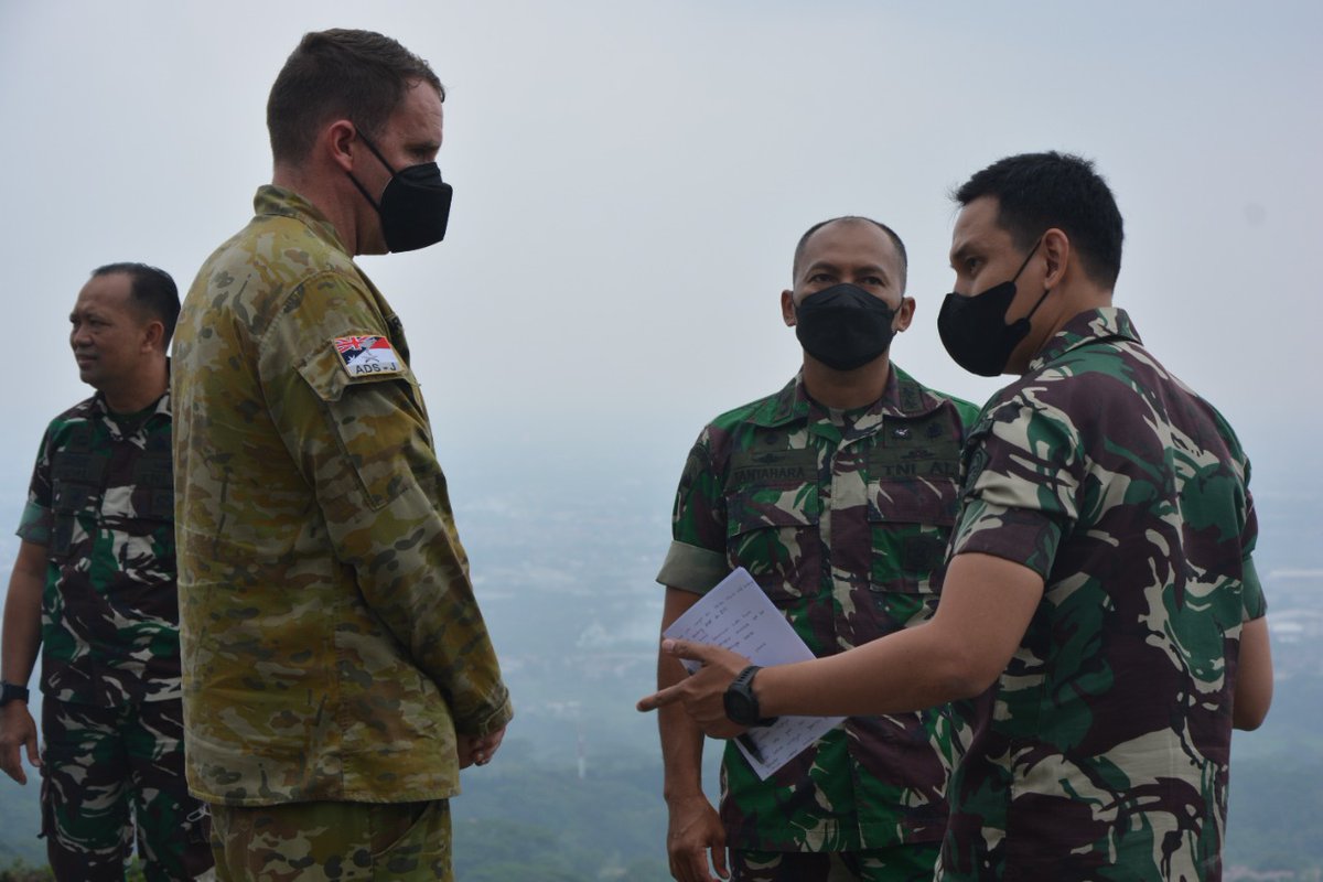 IKAHANid's tweet photo. Minggu ini 🇦🇺 Mayor Matthew Breckenridge, instruktur pertukaran ADF di #PMPPTNI Sentul yang pertama, memulai tugasnya. Bersama 🇮🇩 Letkol Aji Satrio, instruktur pertukaran TNI di #ADFPOTC, kita membangun fondasi yang kuat untuk meneruskan kerjasama yang erat #moresecuretogether https://t.co/H7LfjRUcpp