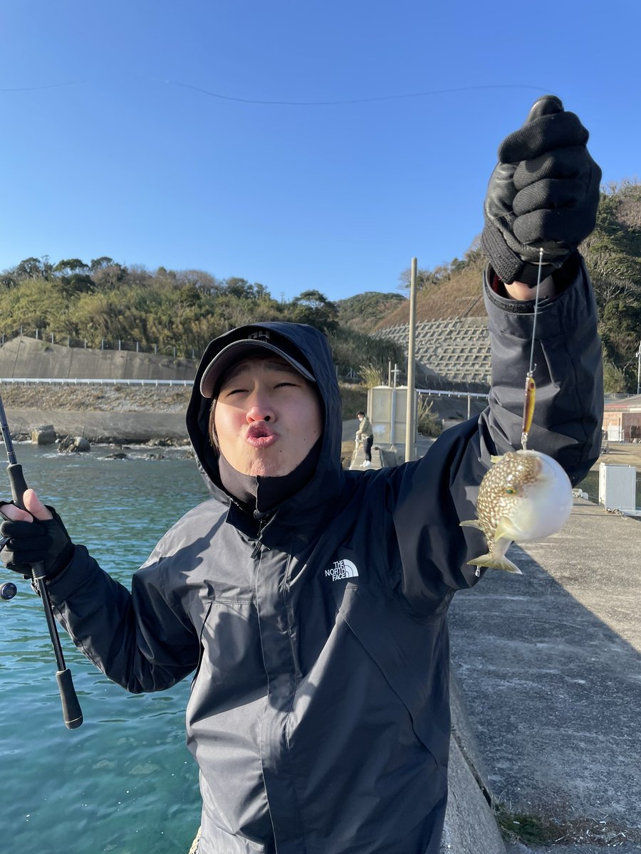 DODGE8192's tweet photo. 初めてアジングしてフグしか釣れんやったけど楽しかったなあ（小並感
後ろに写っているムチムチ野郎は釣りーすたいるキャプテンの森田ケンZ氏です。 https://t.co/t7riRNCCIJ