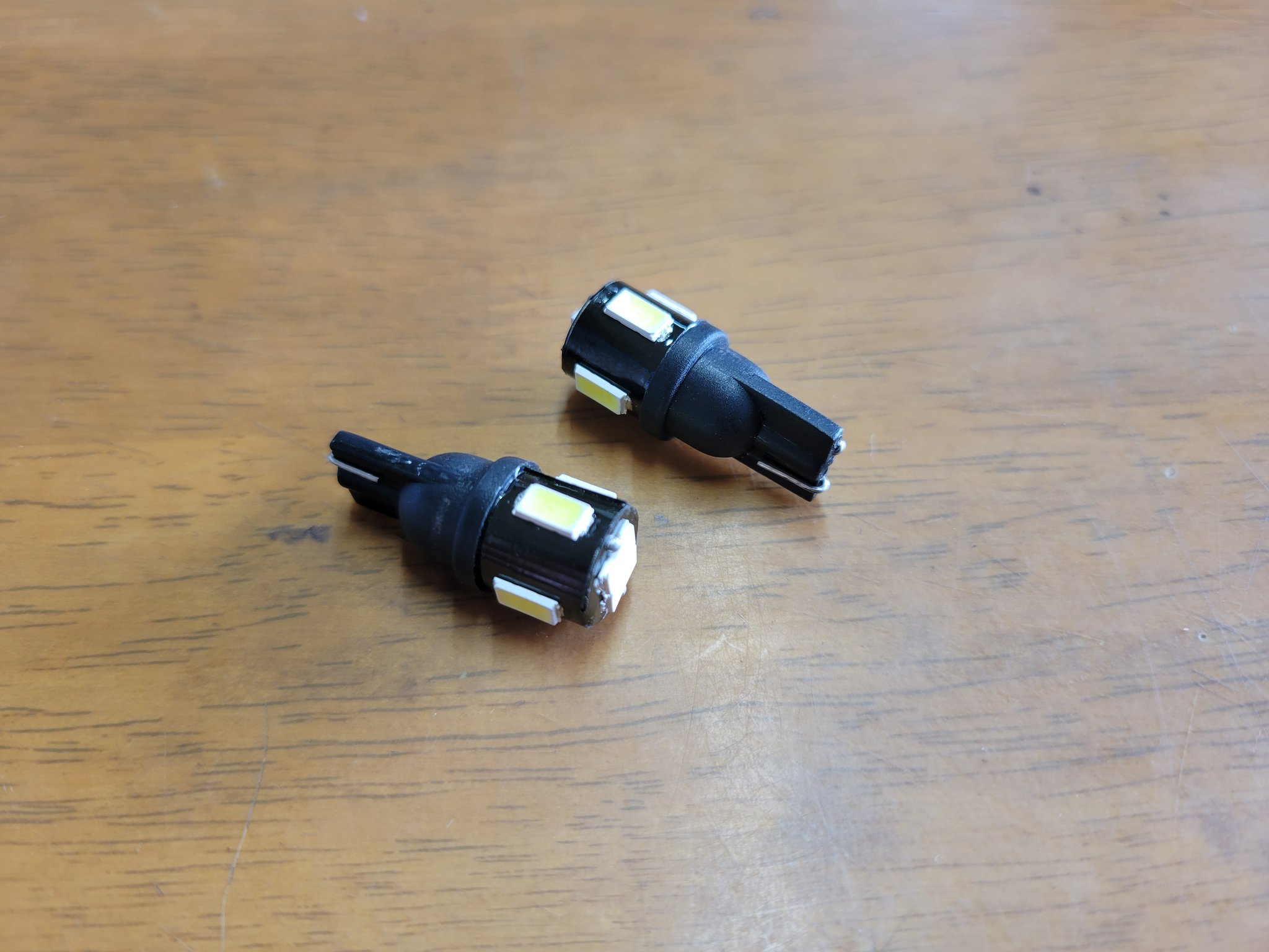 有 野地オートサービス トヨタ ヴォクシー スモール テールランプ メーター照明点かない 電気のブレーカーのような役割をしているヒューズのうち 該当の物が切れていましたが ヒューズを替えても点灯させた瞬間に切れてしまいます スモールランプに装着