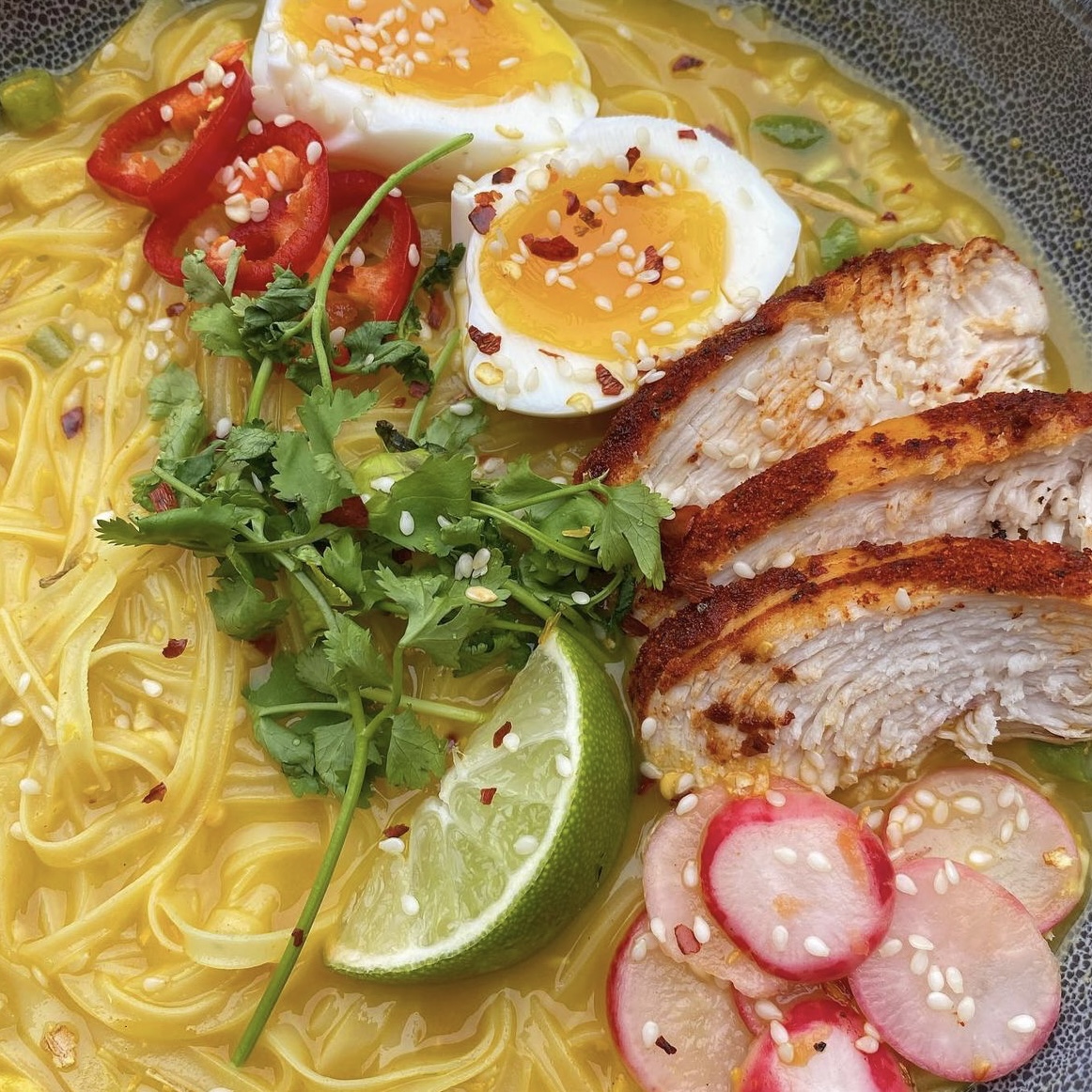 MrLeesPureFoods's tweet photo. 'I made my own ramen bowl last week, using the Coconut Chicken Laksa pot and it was delicious!' 🙌 

Have you tried topping your noodle pot? #TuesdayThoughts

📸 theyummiediaries on Insta https://t.co/EUWvNYY8tj
