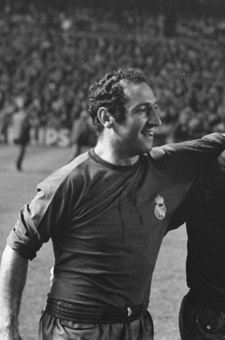 nmcp_cine's tweet photo. Hoy se ha ido una leyenda para el madridismo y el mundo del fútbol en general. El jugador con más títulos del equipo blanco y la leyenda de las 6 copas de Europa.
Se va el gran Paco Gento 😔😔😔 y deja un legado enorme para la historia del club.
Descansa en paz genio https://t.co/GtmSE0f5ra