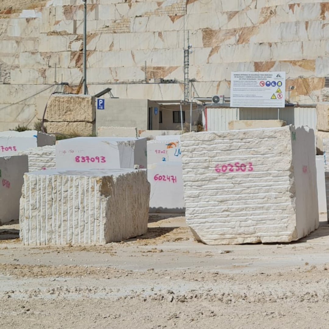 Pulycort's tweet photo. Seleccionamos el material en origen para posteriormente elaborarlo en nuestro centro de producción 😀
#marble #naturalstone  #marmol #piedranatural https://t.co/vPpp12LjBZ