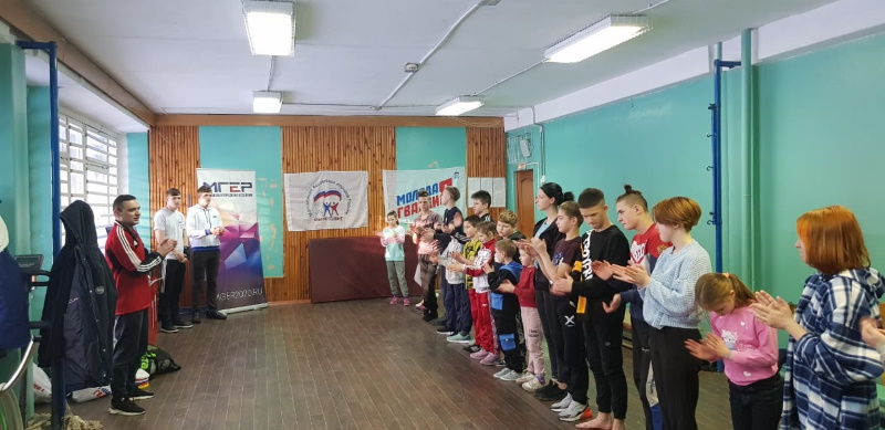 Представители региональных отделений Молодёжной ассамблеи народов России «Мы – Россияне» и «Молодой гвардии Единой России» посетили ивановский детский дом «Радуга» idn-37.ru/180122-molodye…