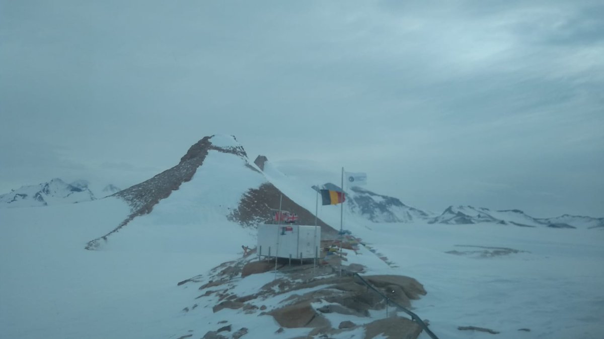 Hypernets_H2020's tweet photo. HYPSTAR© finally made it to #Antarctica ... view of it's new home environment until mid-February.#remotesensing #Hypernets https://t.co/jFFhsZpepW